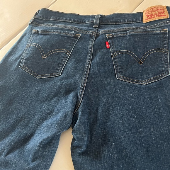 Ladies Levi cropped jeans. Size 31 - Picture 2 of 3